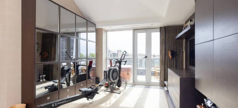 带露台的美丽顶层公寓(Joivy Beautiful Penthouse with Terrace & Jacuzzi)图片