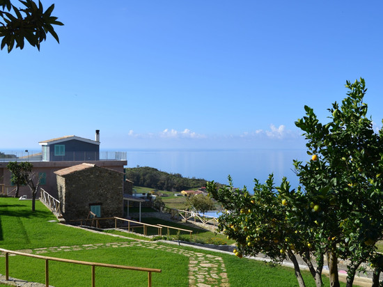 乡村时髦晚红村度假村