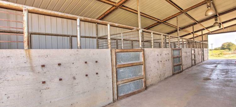 带有游泳池和马厩接入的牧场度假胜地！(Ranch Getaway with Pool and Horse Stall Access!)图片