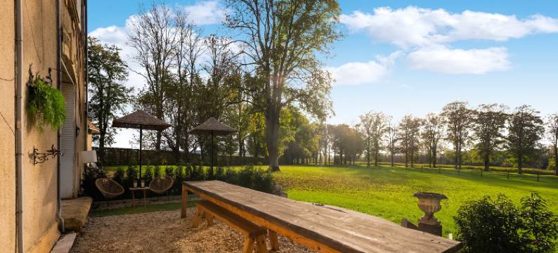 Holiday home adjoining a château.图片