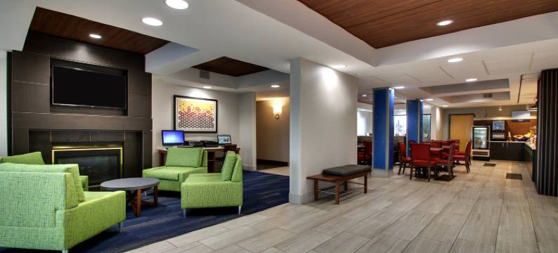 洲际酒店集团智选假日酒店及套房 - 33大道380号州际公路(Holiday Inn Express & Suites CEDAR RAPIDS-I-380 @ 33RD AVE by IHG)图片