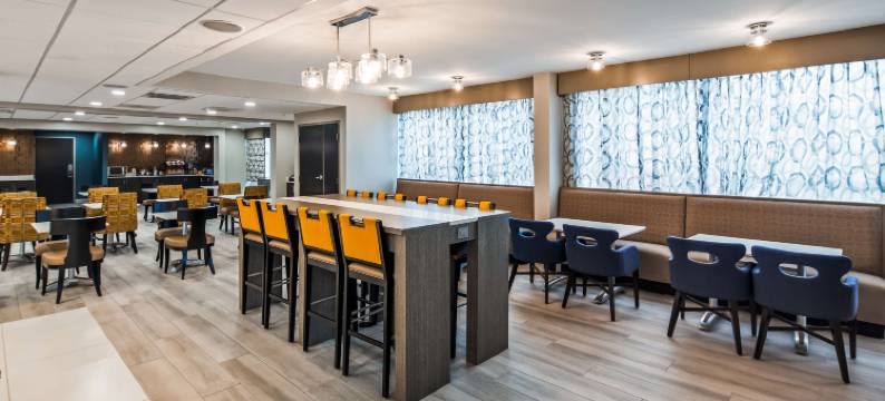 布卢明顿贝蒙特东贝斯特韦斯特优质套房酒店(Best Western Plus Bloomington East Hotel)图片