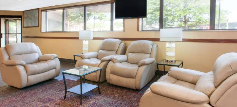 麦迪逊高地戴斯套房酒店(Days Inn & Suites by Wyndham Madison Heights MI)图片