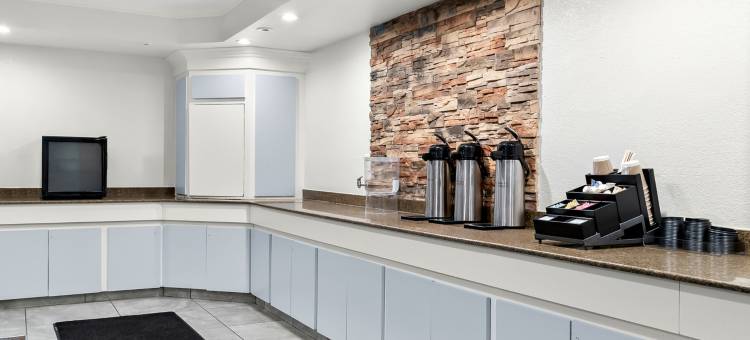 红屋顶酒店-奥本希尔斯(HomeTowne Studios Auburn Hills)图片