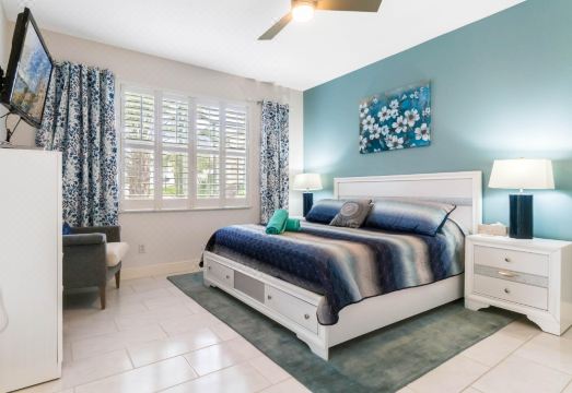 Private Pool, Spa, and Entertainment Lounge - Stunning Oasis Hotel Overview