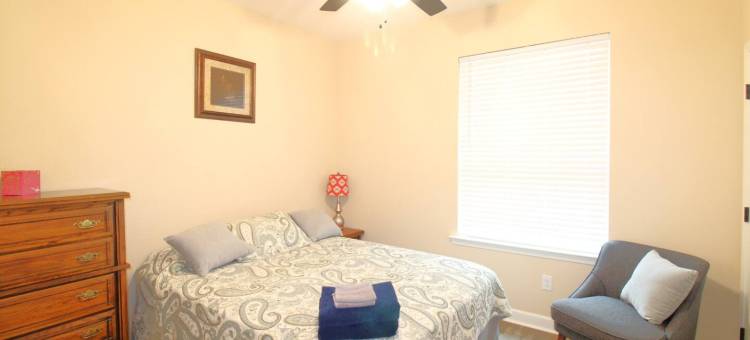 Stainless Appliances and Fenced Yard with Fire Pit - Elegant Modern Haven图片