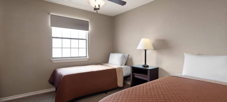 卡里索斯普林斯鹰巢- 温德姆旅屋(Eagle&#x27;s Den Suites Carrizo Springs a Travelodge by Wyndham)图片