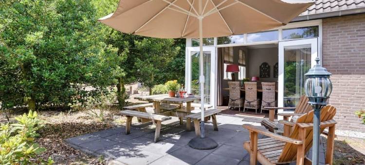 度假屋带露台在Bedafse Bergen(Holiday Home with a Terrace at Bedafse Bergen)图片