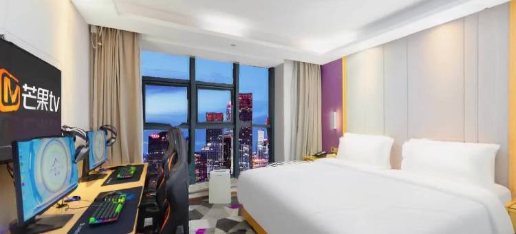 尖峰·奢电竞酒店(武汉长港路地铁站常青路店)图片