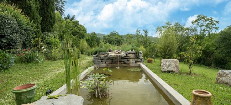 Majestic holiday home in Laroque with hot tub图片