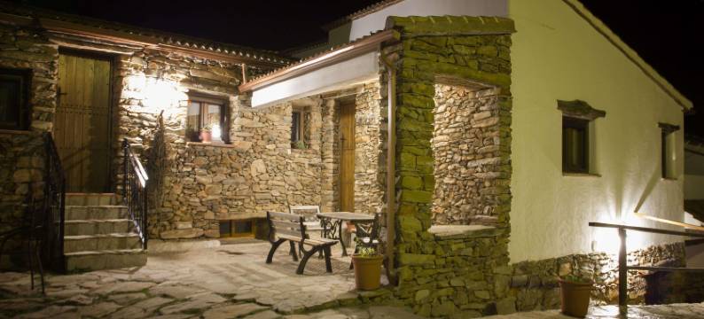 Holiday Home in Laroya with Pool & BBQ图片