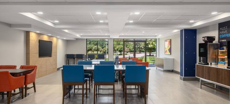 十字溪客栈及套房(Holiday Inn Express Fayetteville - Fort Bragg)图片