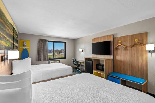 德梅因机场戴斯套房酒店(Days Inn & Suites by Wyndham des Moines Airport)
