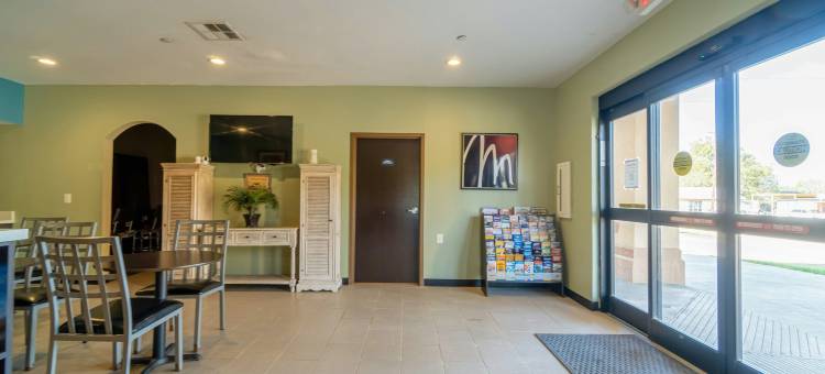 OYO 近沙纳 TX 的莫尔顿旅馆及套房(Moulton Inn &  Suites by OYO Near Shiner TX)图片