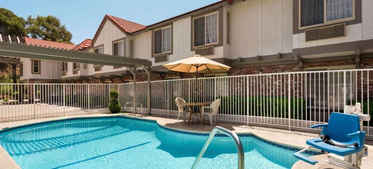 圣塔克拉利塔-瓦伦西亚速8酒店(Super 8 by Wyndham Santa Clarita/Valencia)图片