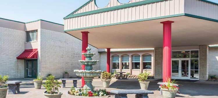 大福克斯华美达酒店(Ramada by Wyndham Grand Forks)图片