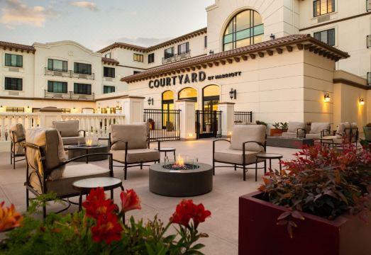 Courtyard Santa Cruz Hotel Overview