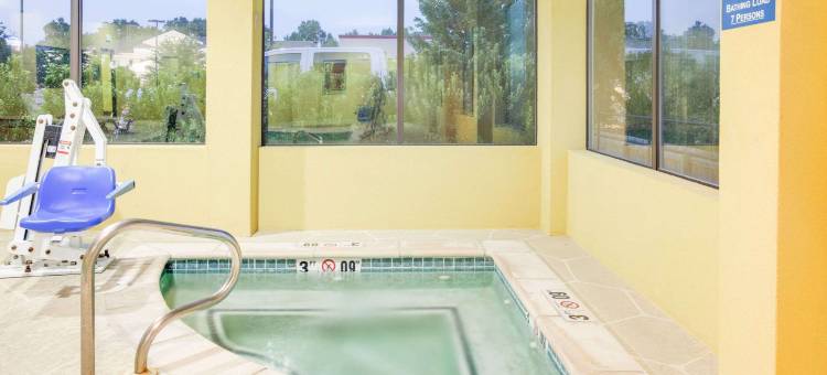 拉塞尔维尔温德姆戴斯套房酒店(Days Inn & Suites by Wyndham Russellville)图片