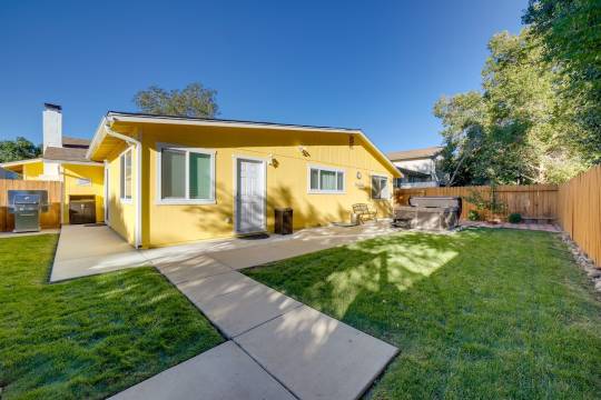 拉斯维加斯带私人热水浴缸和舒适壁炉的度假屋(Sparks Retreat w/ Private Hot Tub & Cozy Fireplace)