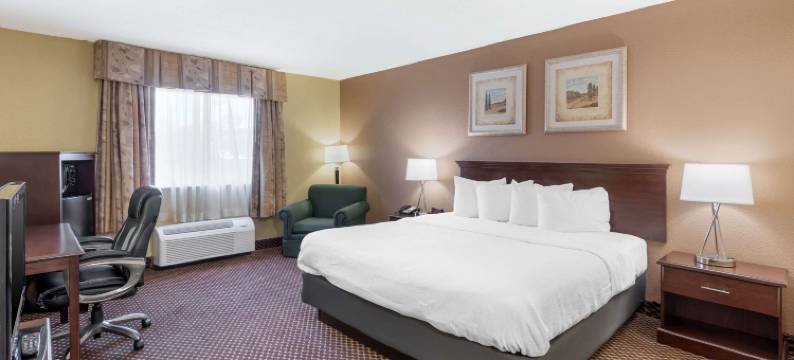 布卢明顿大学区凯艺套房酒店(Quality Inn & Suites Bloomington University Area)图片