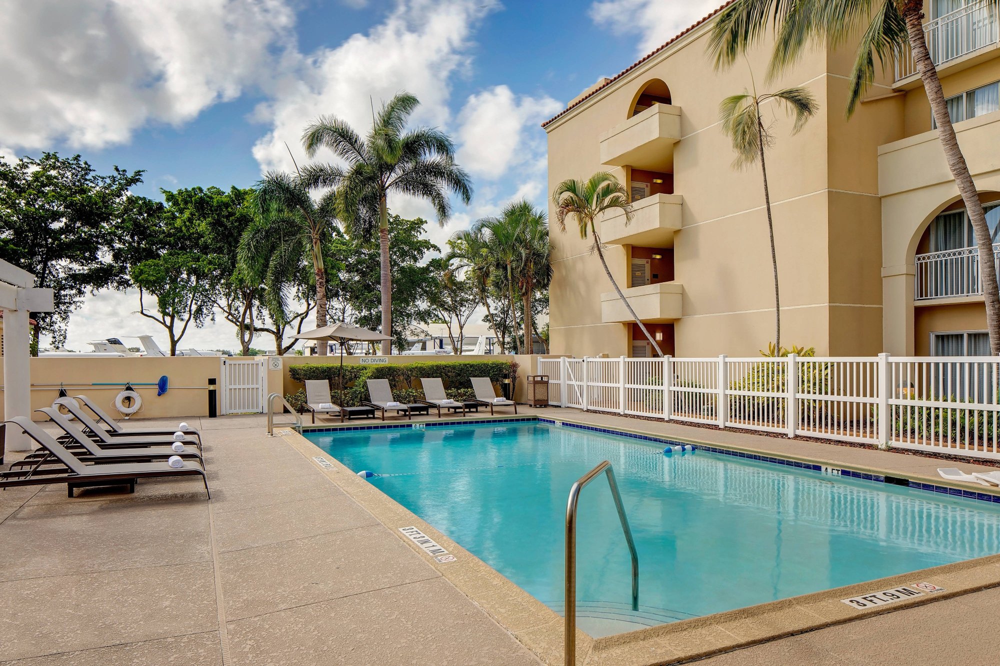 Courtyard Fort Lauderdale North/Cypress Creek Over view