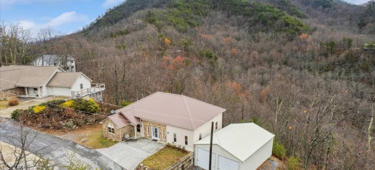 壮观的带热水浴缸壁炉按摩浴缸的家(Hawks Nest by Beyond Expectations W Hot Tub)图片