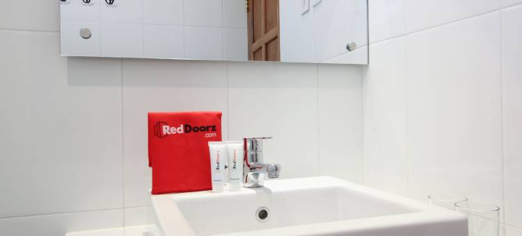 红多兹Plus酒店-近阿兰阿兰瑟拉丹2(RedDoorz Plus Near Alun Alun Selatan 2)图片