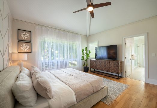 Expansive Lanai with Stunning Mountain Views - Serene Oasis Hotel Overview