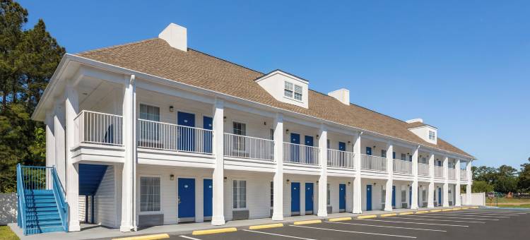 佐治亚洲不伦瑞克温德姆呗盟酒店(Baymont by Wyndham Brunswick GA)图片