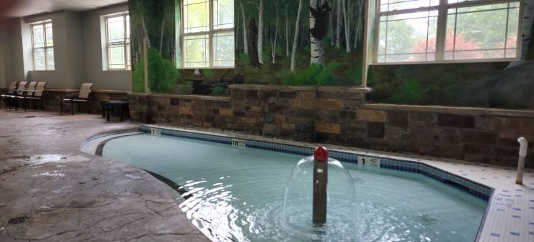 莱克乔治拉昆塔温德姆酒店套房(La Quinta Inn & Suites by Wyndham Lake George)图片