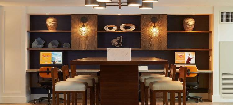 希尔顿海滨度假村酒店(The Waterfront Beach Resort, A Hilton Hotel)图片