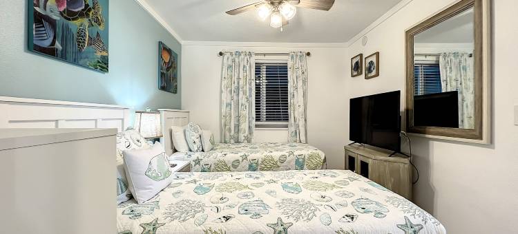 Poolside Access and Ocean Views - Charming Coastal Escape图片