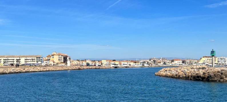 Bright Villa Steps from the Sea图片