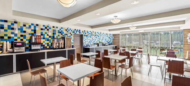 迈尔斯堡戴斯套房酒店-近捷蓝公园(Days Inn & Suites by Wyndham Fort Myers Near JetBlue Park)图片