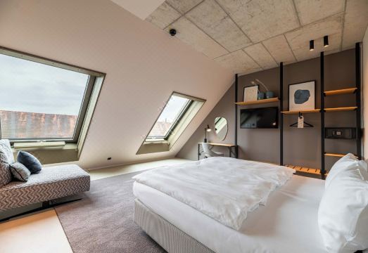 Miano Hotel & Bar Hotel Overview