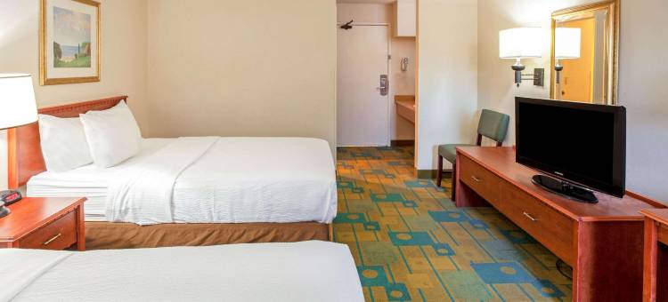 密尔沃基机场奥克里克拉昆塔温德姆酒店(La Quinta Inn by Wyndham Milwaukee Airport / Oak Creek)图片