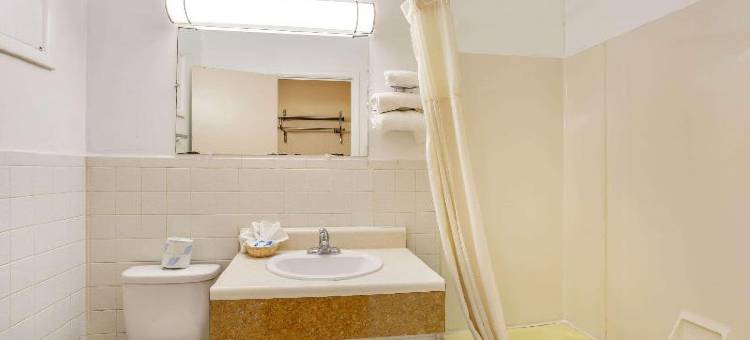 罗德威套房旅馆(Rodeway Inn & Suites Raton)图片