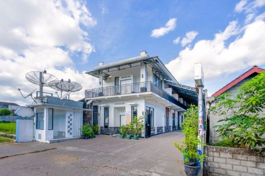 OYO 3843 Medical Kost Syariah Hotel Overview