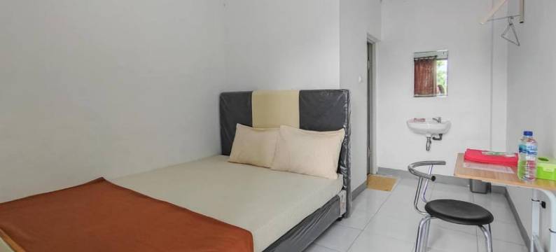 怀卡布巴克米特拉谢金娜寄宿家庭旅馆及咖啡馆 RedDoorz(Shekinah Homestay & Cafe Waikabubak RedPartner)图片