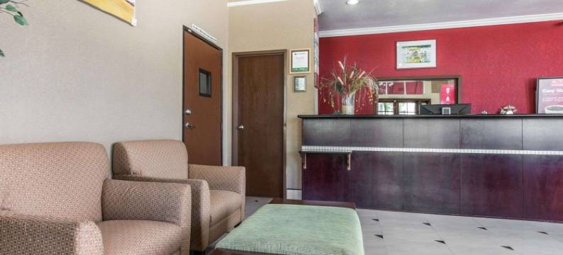 福布鲁克市中心伊克诺套房酒店(Econo Lodge Inn & Suites Fallbrook Downtown)图片