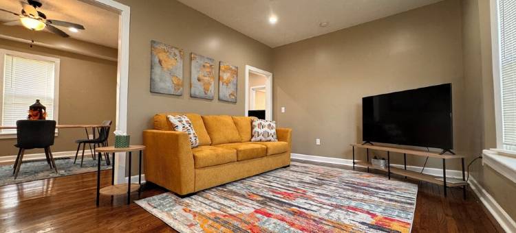 堪萨斯城市中心温馨三卧室度假屋，配备WiFi、空调等更多设施(Lovely 3-bedroom house in downtown Kansas City with WiFi, AC and so much more)图片