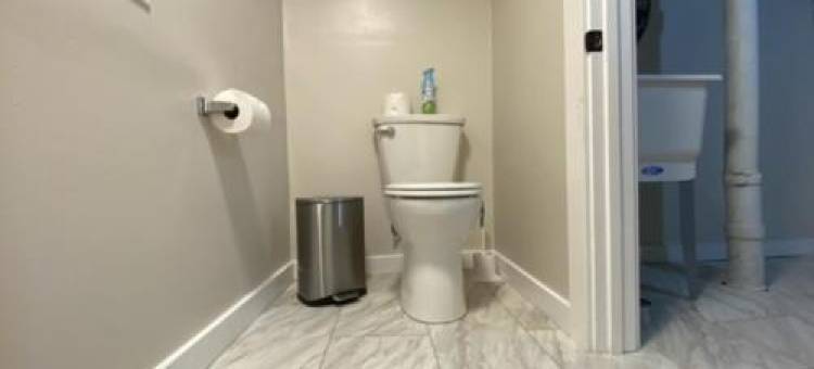 带有飞镖空间的迷人砖石房(Charming Brick Home with Bonus Space & Foosball)图片