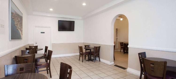 阿纳海姆卡普里套房酒店(Capri Suites Anaheim)图片