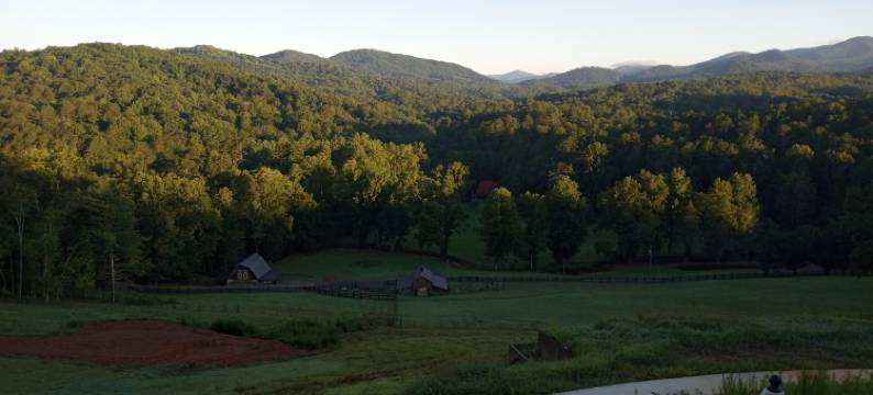 Hot Tub and Cozy Deck - Charming Log Cabin Retreat图片