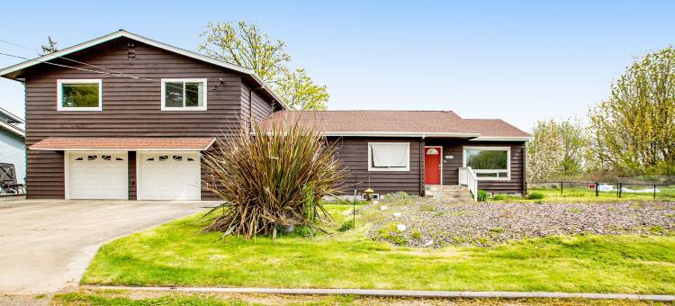 Soundfront home with WiFi, washer/dryer, central AC, and enclosed yard图片