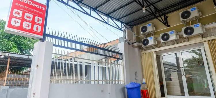 红多兹酒店-近拉图英达3号购物中心(RedDoorz Near Mall Ratu Indah 3)图片