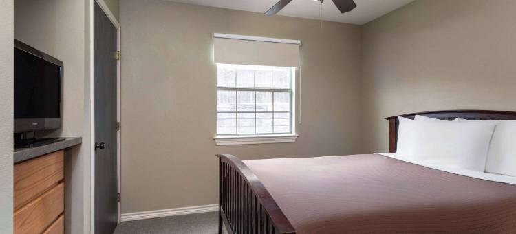 德克萨斯三河鹰巢酒店 - 温德姆旅屋(Eagle's Den Three Rivers Texas a Travelodge by Wyndham)图片