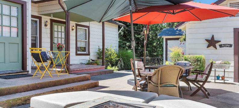 红棕熊溪边住宿加早餐旅馆(Cinnamon Bear Creekside Inn)图片