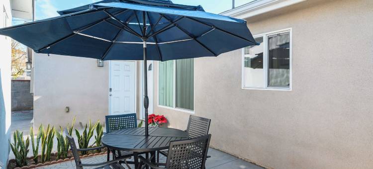 带庭院和舒适内饰的舒适度假屋(Comfy Retreat With Yard & Cozy Interiors)图片