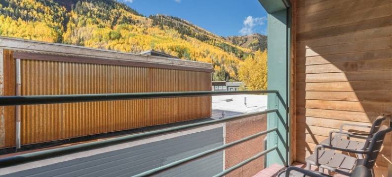 Top Floor Condo with Balcony Steps to Lifts & Main Street 2 Bedroom Condo by RedAwning图片